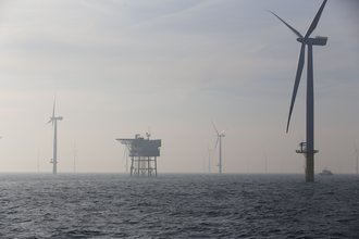 E.ON Offshore-Windpark Amrumbank West: Das Bild zeigt im Vordergrund zwei der 80 Siemens Windturbinen (3,5 MW Nennleistung) und die Umspannplattform (Substation) A00.