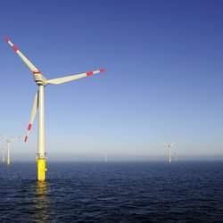 Eine Windenergieanlage des Offshore Windparks alpha ventus